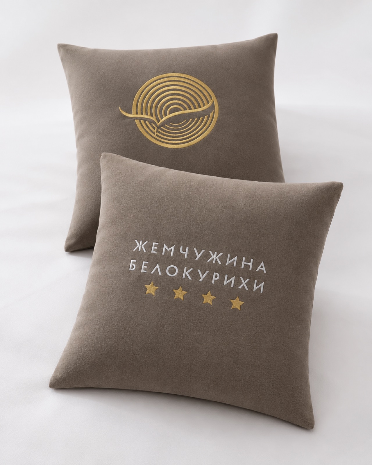 Декоративные подушки в фирменном стиле
