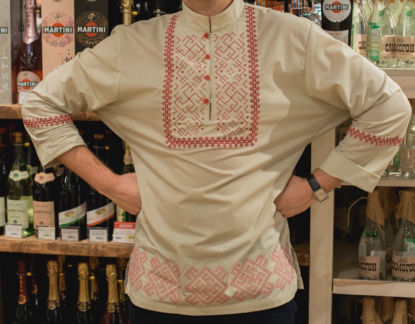 Продавец в рубашке-косоворотке с народной вышивкой